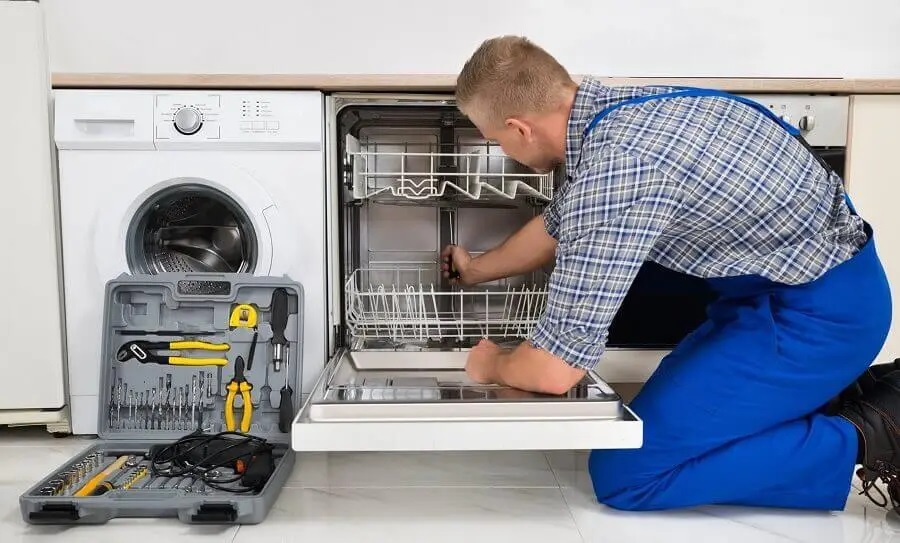 Nallıhan Midea servisi teknisyen ekibi beyaz eşya tamiri yaparken